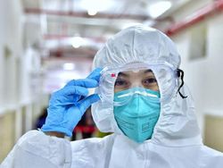 Potret Kerja Keras Staf Medis Tangani Virus Corona