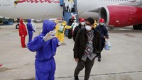 Mereka mendarat di Bandara Hang Nadim Batam, Minggu pagi. Pool/Kemlu RI.
