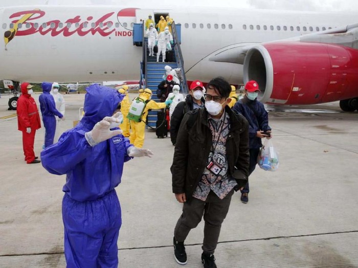 238 WNI yang dievakuasi dari Wuhan, China, sudah tiba di Batam. Mereka lantas dipindahkan ke 3 pesawat TNI AU yang akan membawanya ke Natuna.