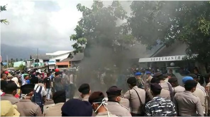 Warga Natuna bakar ban tolak kedatangan WNI dari Wuhan