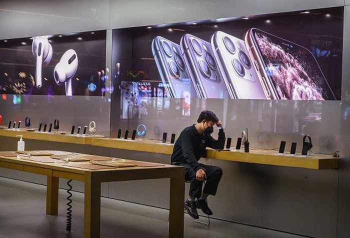 BEIJING, CHINA - FEBRUARY 01: A Chinese employee wears a protective mask as he sits in the showroom of an Apple Store after it closed for the day on February 1, 2020 in a shopping district in Beijing, China. Apple announced it was closing all of its stores in China until February 9th due to the outbreak of the coronavirus in Wuhan, The number of cases of a deadly new coronavirus rose to almost 12000 in mainland China Saturday, days after the World Health Organization (WHO) declared the outbreak a global public health emergency. China continued to lock down the city of Wuhan in an effort to contain the spread of the pneumonia-like disease which medicals experts have confirmed can be passed from human to human. In an unprecedented move, Chinese authorities have put travel restrictions on the city which is the epicentre of the virus and neighbouring municipalities affecting tens of millions of people. The number of those who have died from the virus in China climbed to over 250 on Saturday, mostly in Hubei province, and cases have been reported in other countries including the United States, Canada, Australia, Japan, South Korea, India, the United Kingdom, Germany, France and several others. The World Health Organization  has warned all governments to be on alert and screening has been stepped up at airports around the world. (Photo by Kevin Frayer/Getty Images)