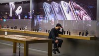 BEIJING, CHINA - FEBRUARY 01: A Chinese employee wears a protective mask as he sits in the showroom of an Apple Store after it closed for the day on February 1, 2020 in a shopping district in Beijing, China. Apple announced it was closing all of its stores in China until February 9th due to the outbreak of the coronavirus in Wuhan, The number of cases of a deadly new coronavirus rose to almost 12000 in mainland China Saturday, days after the World Health Organization (WHO) declared the outbreak a global public health emergency. China continued to lock down the city of Wuhan in an effort to contain the spread of the pneumonia-like disease which medicals experts have confirmed can be passed from human to human. In an unprecedented move, Chinese authorities have put travel restrictions on the city which is the epicentre of the virus and neighbouring municipalities affecting tens of millions of people. The number of those who have died from the virus in China climbed to over 250 on Saturday, mostly in Hubei province, and cases have been reported in other countries including the United States, Canada, Australia, Japan, South Korea, India, the United Kingdom, Germany, France and several others. The World Health Organization  has warned all governments to be on alert and screening has been stepped up at airports around the world. (Photo by Kevin Frayer/Getty Images)