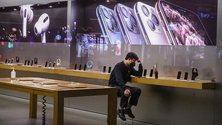 Apple Stores di China BEIJING, CHINA - FEBRUARY 01: A Chinese employee wears a protective mask as he sits in the showroom of an Apple Store after it closed for the day on February 1, 2020 in a shopping district in Beijing, China. Apple announced it was closing all of its stores in China until February 9th due to the outbreak of the coronavirus in Wuhan, The number of cases of a deadly new coronavirus rose to almost 12000 in mainland China Saturday, days after the World Health Organization (WHO) declared the outbreak a global public health emergency. China continued to lock down the city of Wuhan in an effort to contain the spread of the pneumonia-like disease which medicals experts have confirmed can be passed from human to human. In an unprecedented move, Chinese authorities have put travel restrictions on the city which is the epicentre of the virus and neighbouring municipalities affecting tens of millions of people. The number of those who have died from the virus in China climbed to over 250 on Saturday, mostly in Hubei province, and cases have been reported in other countries including the United States, Canada, Australia, Japan, South Korea, India, the United Kingdom, Germany, France and several others. The World Health Organization has warned all governments to be on alert and screening has been stepped up at airports around the world. (Photo by Kevin Frayer/Getty Images)