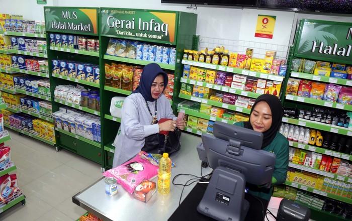 Berdayakan Ekonomi Umat Lewat UMKM MUS Halal Convenience Store hadir menjadi alternatif bagi warga Depok untuk berbelanja produk halal kebutuhan sehari-hari dengan konsep kenyamanan.