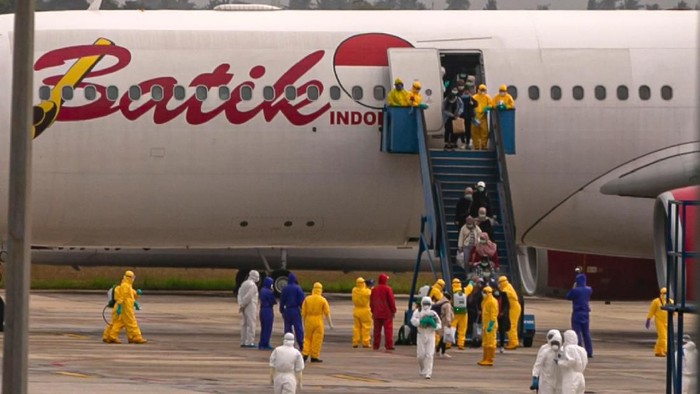 Sebanyak 250 WNI yang dievakuasi dari Kota Wuhan, China turun dari pesawat setibanya di Bandara Hang Nadim, Batam, Kepulauan Riau, Minggu (2/2/2020). WNI yang dievakuasi dari Wuhan tersebut kemudian diterbangkan kembali menuju Ranai, Natuna untuk menjalani observasi. ANTARA FOTO/M N Kanwa/aww.