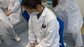 Tim medis saling membantu memotong rambut sebagai persiapan awal sebelum menggunakan pakaian pelindung virus corona. Foto: Astroboys2019 via Bored Panda