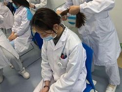 Potret Kerja Keras Staf Medis Tangani Virus Corona