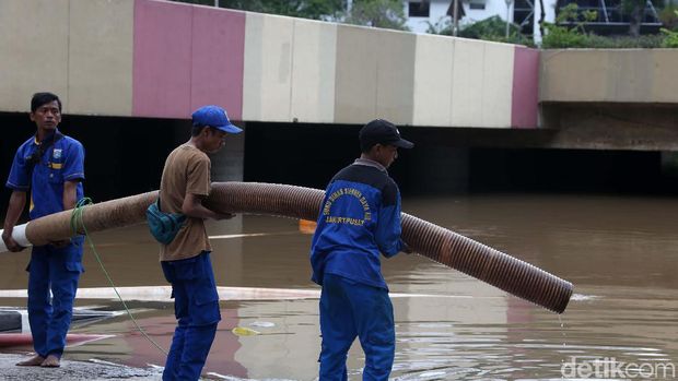 Banjir di underpass Kemayoran, Minggu (2/2)