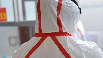 Seorang tim medis dengan pakaian yang telah ditulisi namanya. Foto: Astroboys2019 via Bored Panda