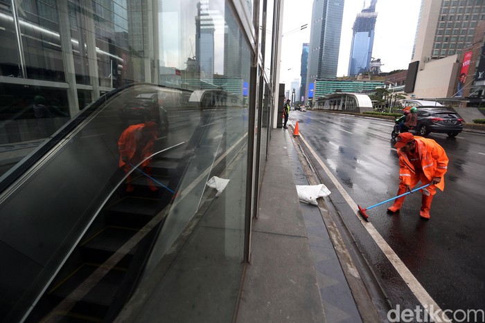 Aksi Pasukan Oranye Bersihkan Sisa Banjir Jakarta Pasukan Oranye membersihkan sisa genangan air di sejumlah jalan di ibu kota. Pagi tadi, banjir merendam sejumlah titik di Jakarta.