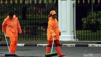 Genangan air yang tersisa langsung dikeringkan.