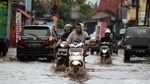 Saluran Air Buruk, Jalan Jatibening Bekasi Banjir Saat Hujan