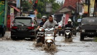 Banjir menyebabkan arus lalu lintas tersendat.