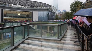Namun demikian, dampaknya pada keuangan Apple sepertinya biasa saja. Itu lantaran sejuta iPhone hanya sekitar 3% dari total penjualan iPhone di China selama setahun. Foto: Getty Images