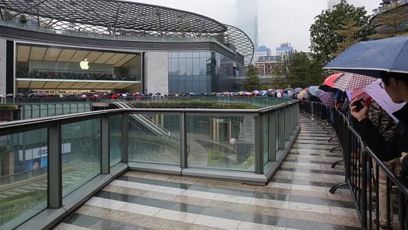 BEIJING, CHINA - JANUARY 07:  Customers look at iPhones on display at an Apple Store on January 7, 2019 in Beijing, China. Apple Inc. lowered its revenue guidance last week, blaming China's slowing economy and weaker than expected iPhone sales, as the company's chief executive officer Tim Cook said in a letter to investors the sales problems were primarily in its Greater China region that accounts for almost 20 percent of its revenue and includes Hong Kong and Taiwan. (Photo by Kevin Frayer/Getty Images)