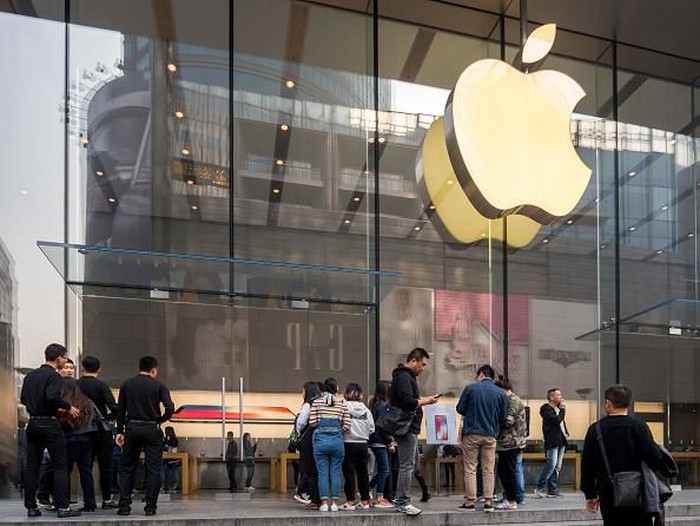 BEIJING, CHINA - JANUARY 07:  Customers look at iPhones on display at an Apple Store on January 7, 2019 in Beijing, China. Apple Inc. lowered its revenue guidance last week, blaming Chinas slowing economy and weaker than expected iPhone sales, as the companys chief executive officer Tim Cook said in a letter to investors the sales problems were primarily in its Greater China region that accounts for almost 20 percent of its revenue and includes Hong Kong and Taiwan. (Photo by Kevin Frayer/Getty Images)