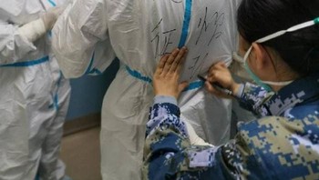 Setelah pakaian dikenakan, mereka saling menuliskan nama pada pakaian tersebut untuk memudahkan saling mengenali. Foto: Astroboys2019 via Bored Panda