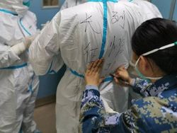 Potret Kerja Keras Staf Medis Tangani Virus Corona