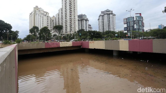 Hujan deras yang mengguyur Jakarta pagi tadi membuat underpass Kemayoran kembali banjir. Ketinggian air diperkirakan mencapai 4 meter.
