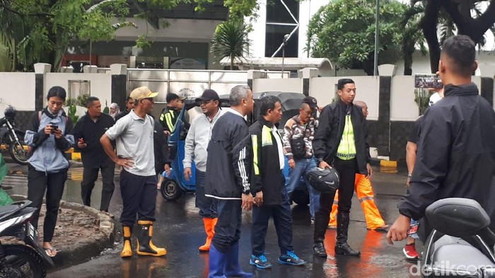 Sekda DKI Saefullah cek underpass Kemayoran yang banjir