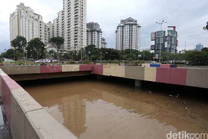 Hujan deras yang mengguyur Jakarta pagi tadi membuat underpass Kemayoran kembali banjir. Ketinggian air diperkirakan mencapai 4 meter.