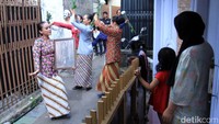 Kedatangan mereka, meyita perhatian warga. Hal tersebut sengaja dilakukan untuk mengajak warga mengenang ibu bangsa, Ibu Inggit Garnasih.