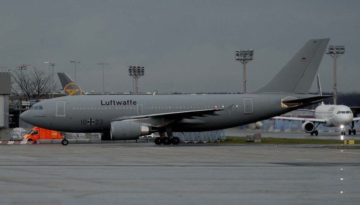 Jerman Evakuasi Warganya dari Wuhan A bus carrying German citizens evacuated from China at the barracks Sudpfalz of the Bundeswehr in Germersheim, Germany, Saturday night, Feb. 1, 2020. A German air force plane arrived in Frankfurt carrying 128 passengers who were expected to spend two weeks quarantined at the military base. (Frank Rumpenhorst/DPA via AP)