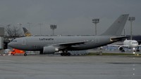 Pesawat milik pemerintah Jerman ini tiba di Bandara Frankfurt, Jerman, sekitar pukul 15.40 waktu setempat. AP Photo/Michael Probst.