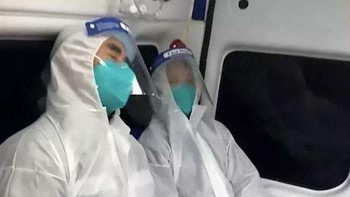 Dua petugas yang tampak kelelahan dan tertidur. Foto: Astroboys2019 via Bored Panda