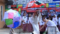 Tarian kontemporer yang dibawakan mereka, diiringi tabuhan alat musik djembe.