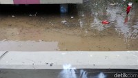 Saat dipompa, sampah-sampah bermunculan.