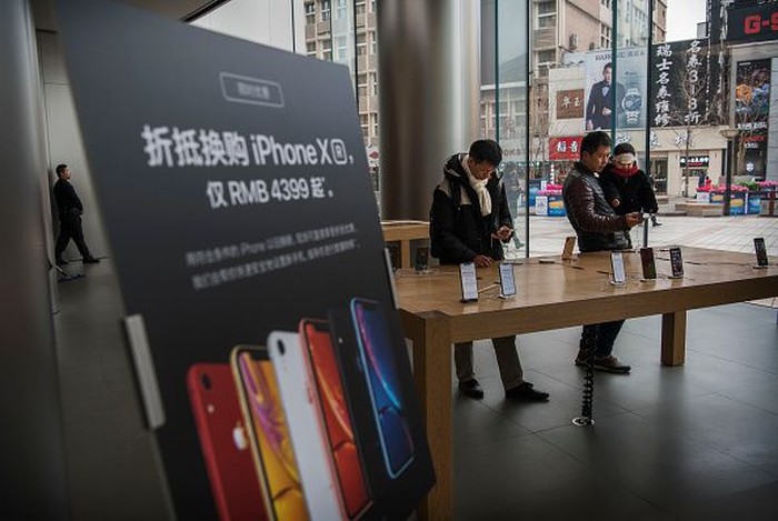 BEIJING, CHINA - JANUARY 07:  Customers look at iPhones on display at an Apple Store on January 7, 2019 in Beijing, China. Apple Inc. lowered its revenue guidance last week, blaming Chinas slowing economy and weaker than expected iPhone sales, as the companys chief executive officer Tim Cook said in a letter to investors the sales problems were primarily in its Greater China region that accounts for almost 20 percent of its revenue and includes Hong Kong and Taiwan. (Photo by Kevin Frayer/Getty Images)