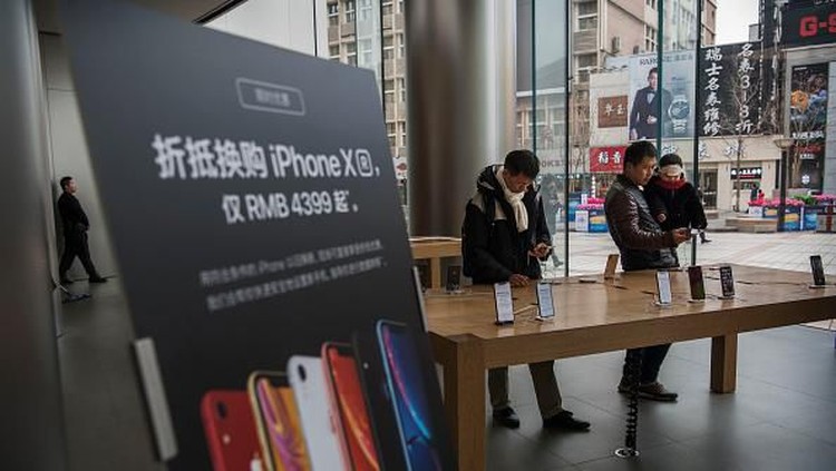 BEIJING, CHINA - JANUARY 07:  Customers look at iPhones on display at an Apple Store on January 7, 2019 in Beijing, China. Apple Inc. lowered its revenue guidance last week, blaming Chinas slowing economy and weaker than expected iPhone sales, as the companys chief executive officer Tim Cook said in a letter to investors the sales problems were primarily in its Greater China region that accounts for almost 20 percent of its revenue and includes Hong Kong and Taiwan. (Photo by Kevin Frayer/Getty Images)