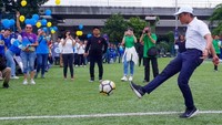 Direktur Utama PT Bank Tabungan Negara (Persero) Tbk Pahala N Mansury melakukan kick off pada acara pembukaan internal lomba olahraga dan seni dalam rangka HUT Bank BTN yang jatuh pada 9 Februari mendatang, di Jakarta. Foto: dok. Bank BTN