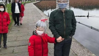 Contoh lain menggunakan galon bekas di kepala. Foto: via Bored Panda