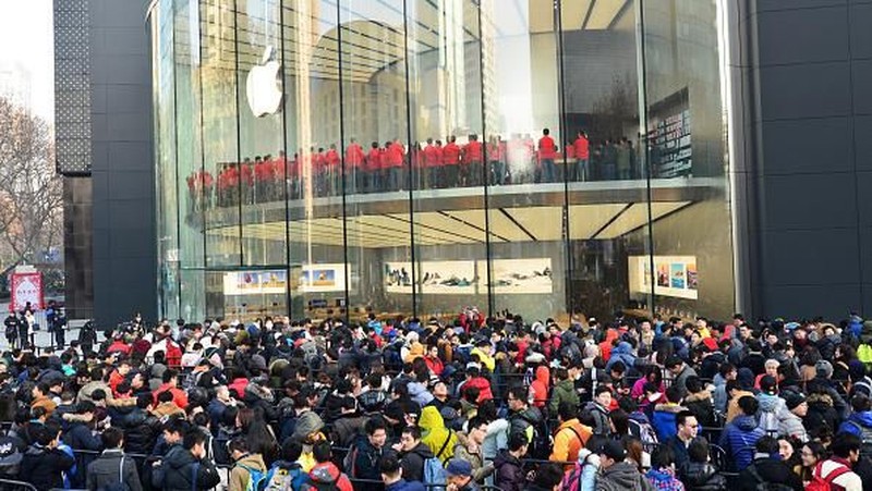 BEIJING, CHINA - JANUARY 07:  Customers look at iPhones on display at an Apple Store on January 7, 2019 in Beijing, China. Apple Inc. lowered its revenue guidance last week, blaming China's slowing economy and weaker than expected iPhone sales, as the company's chief executive officer Tim Cook said in a letter to investors the sales problems were primarily in its Greater China region that accounts for almost 20 percent of its revenue and includes Hong Kong and Taiwan. (Photo by Kevin Frayer/Getty Images)