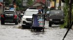 Saluran Air Buruk, Jalan Jatibening Bekasi Banjir Saat Hujan