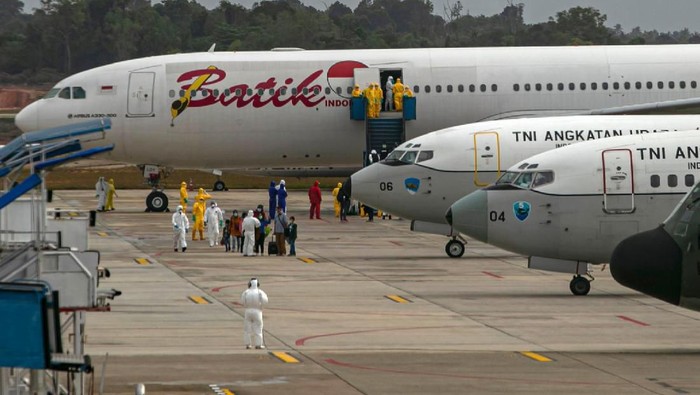 Sebanyak 250 WNI yang dievakuasi dari Kota Wuhan, China turun dari pesawat setibanya di Bandara Hang Nadim, Batam, Kepulauan Riau, Minggu (2/2/2020). WNI yang dievakuasi dari Wuhan tersebut kemudian diterbangkan kembali menuju Ranai, Natuna untuk menjalani observasi. ANTARA FOTO/M N Kanwa/aww.