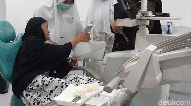 Setelah Bertahun-tahun, Nenek Iro Akhirnya Pasang Gigi Ditemani Baim Wong