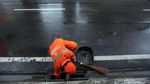 Aksi Pasukan Oranye Bersihkan Sisa Banjir Jakarta