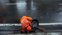 Mereka juga membersihkan saluran air yang tersumbat sampah.