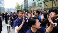 BEIJING, CHINA - JANUARY 07:  Customers look at iPhones on display at an Apple Store on January 7, 2019 in Beijing, China. Apple Inc. lowered its revenue guidance last week, blaming Chinas slowing economy and weaker than expected iPhone sales, as the companys chief executive officer Tim Cook said in a letter to investors the sales problems were primarily in its Greater China region that accounts for almost 20 percent of its revenue and includes Hong Kong and Taiwan. (Photo by Kevin Frayer/Getty Images)