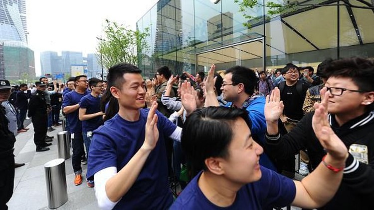 BEIJING, CHINA - JANUARY 07:  Customers look at iPhones on display at an Apple Store on January 7, 2019 in Beijing, China. Apple Inc. lowered its revenue guidance last week, blaming Chinas slowing economy and weaker than expected iPhone sales, as the companys chief executive officer Tim Cook said in a letter to investors the sales problems were primarily in its Greater China region that accounts for almost 20 percent of its revenue and includes Hong Kong and Taiwan. (Photo by Kevin Frayer/Getty Images)