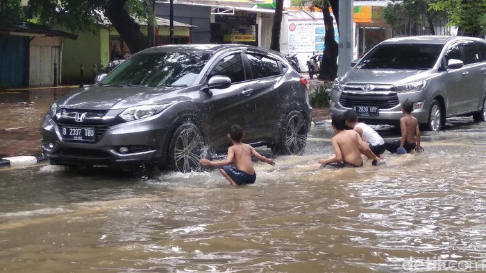 Anak-anak bermain di lokasi banjir, Jl Bungur Raya, Jakpus
