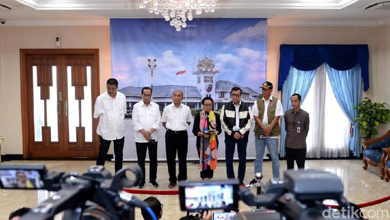 Jokowi gelar ratas bersama para menteri pasca 238 WNI yang dievakuasi dari Wuhan tiba di Indonesia (Dok. Biro Pers Setpres) Jokowi gelar ratas bersama para menteri pasca 238 WNI yang dievakuasi dari Wuhan tiba di Indonesia (Dok. Biro Pers Setpres)