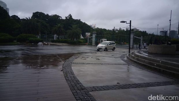 Banjir di seberang Istana Merdeka, Jakarta Pusat, Minggu (2/2/2020) surut