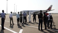 Pemerintah Sri Lanka menyebutkan ada sekitar 860 mahasiswanya yang berada di China. Sejumlah warga telah dievakuasi dan mendarat di Mahinda Rajapaksa International Airport in Mattala, Sri Lanka. AP Photo/Dilip Nuwan Jayasekera.