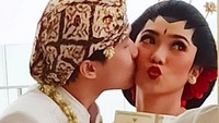 Foto: Rayhan Maditra mencium Isyana Sarasvati setelah menikah. (Foto: @videoisyana)