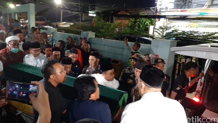 Jenazah Gus Sholah dibawa mobil jenazah dari RS Harapan Kita ke Rumah Duka di Mampang. (Lisye/detikcom)