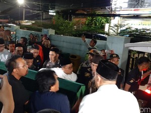 Jenazah Gus Sholah Diberangkatkan ke Rumah Duka di Mampang, Jaksel